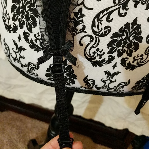 Lingerie top w/ garter straps and lace trim - Picture 5 of 6